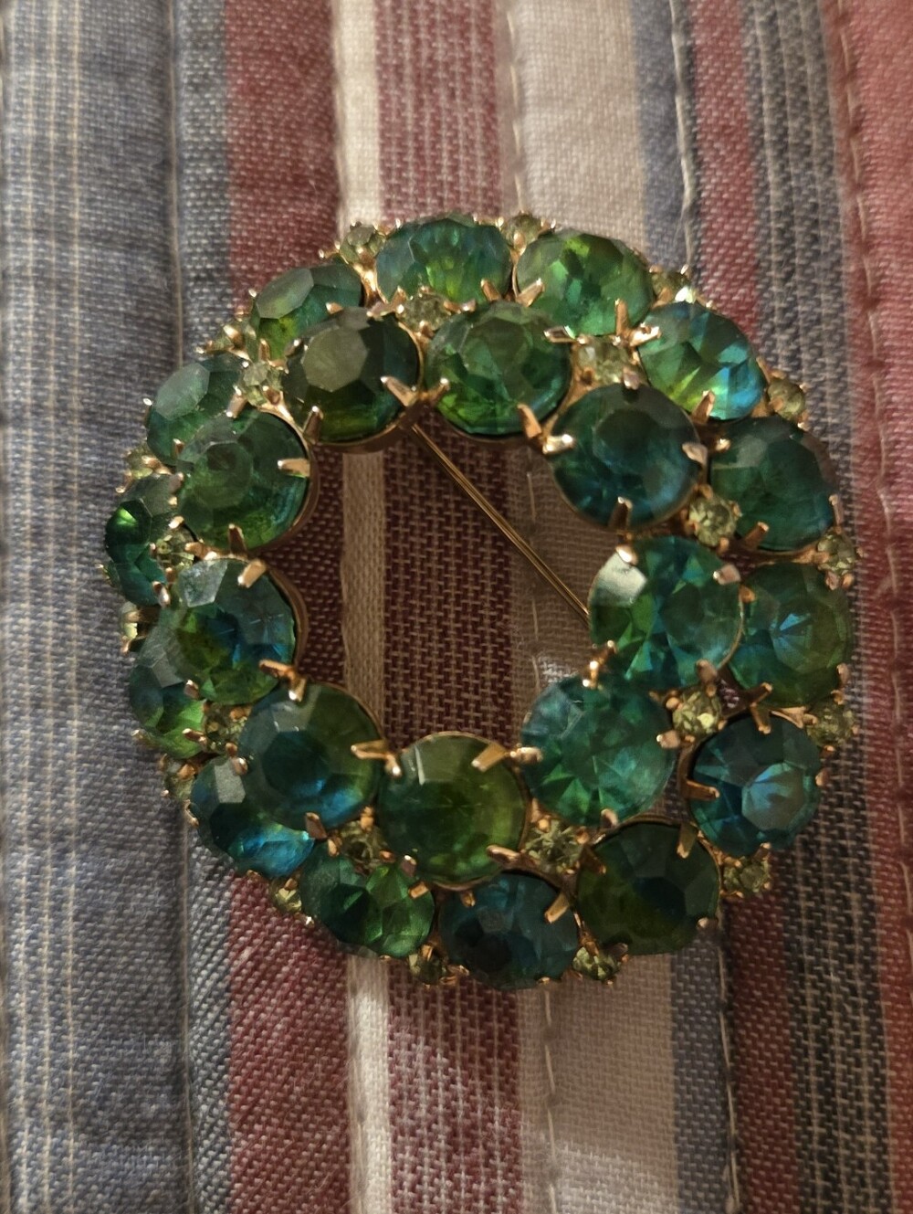 Gold-Tone Emerald Green Crystal Wreath Brooch - Unbranded WEISS??